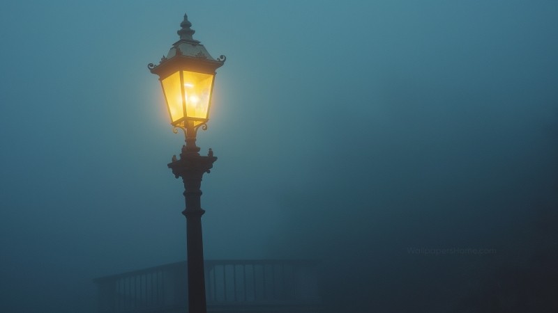 Street lamp in the fog wallpaper, misty atmosphere, streetlight glow, background for desktop wallpaper (horizontal)