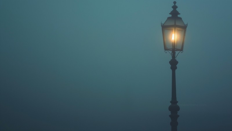 Street lamp in the fog wallpaper, foggy atmosphere, ambient glow, background for desktop wallpaper (horizontal)