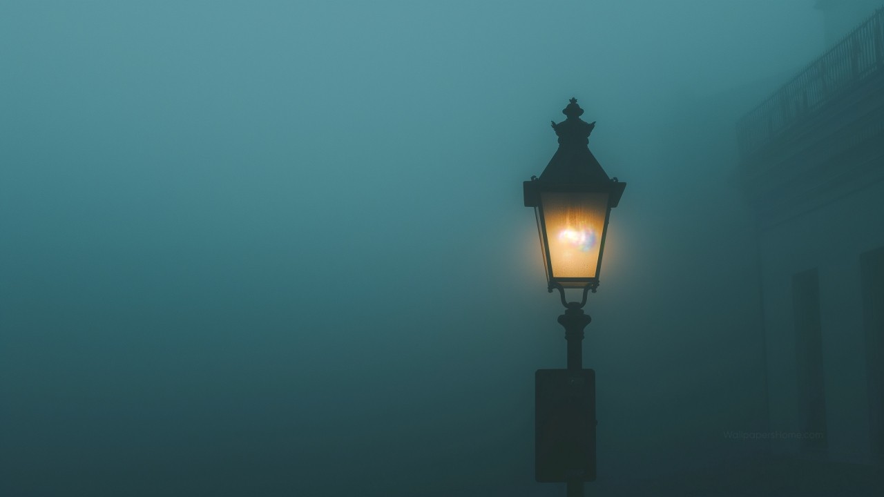 Street lamp in the fog wallpaper, soft glow, nighttime ambiance, background for desktop wallpaper (horizontal)