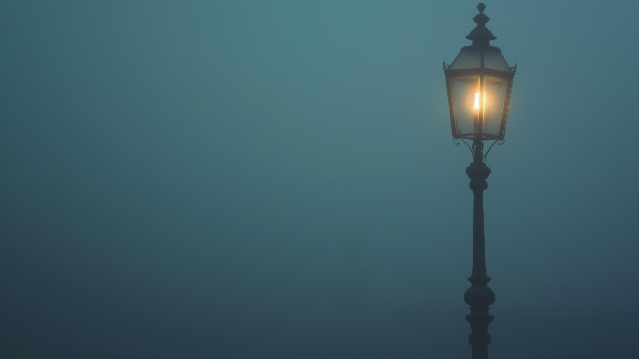 Street lamp in the fog wallpaper, foggy atmosphere, ambient glow, background for desktop wallpaper (horizontal)